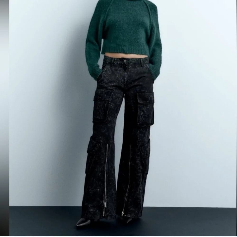 Zara Relaxed Mid Rise Cargo Utility jeans